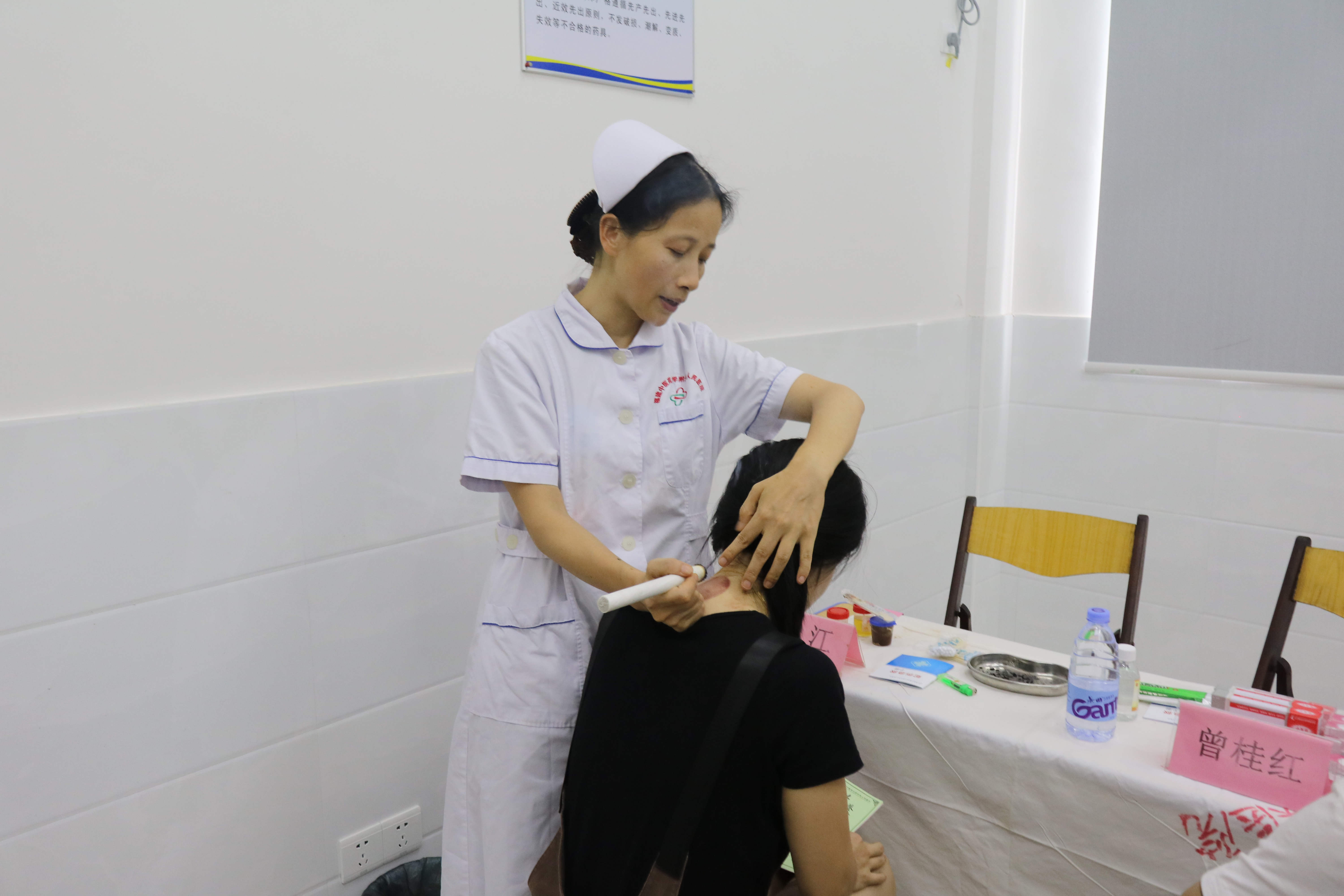 林江護(hù)士為患者進(jìn)行艾灸治療.jpg