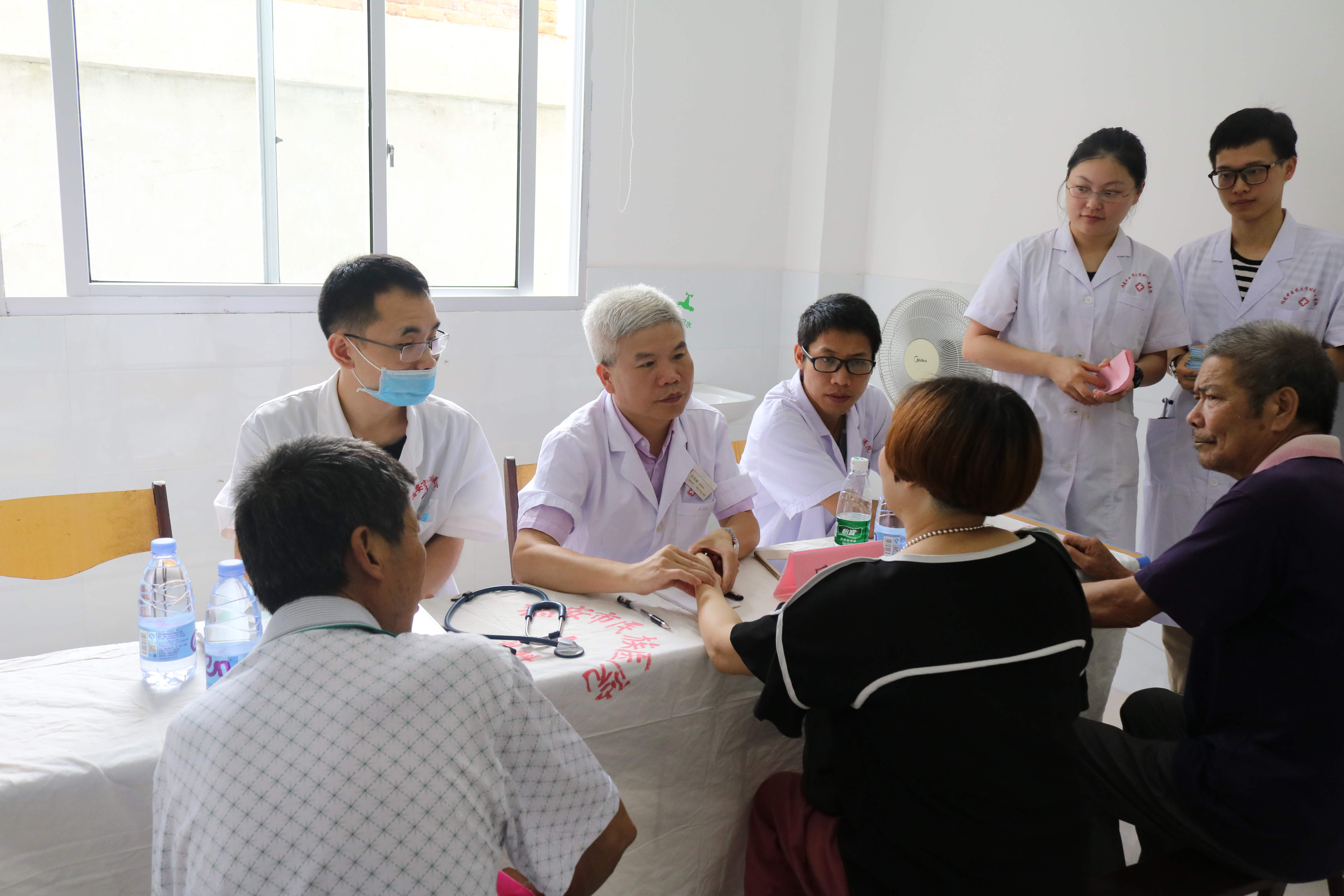 丘余良主任義診現(xiàn)場2.jpg