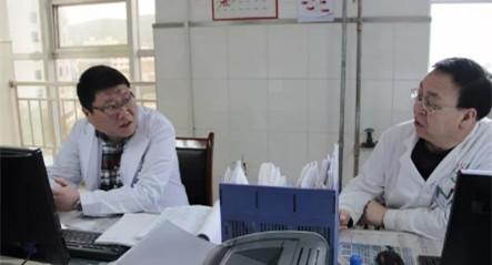 傅軍主任在外科了解業(yè)務(wù)開展情況