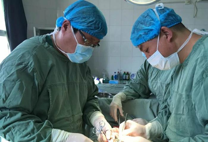 傅軍主任現(xiàn)場示教手術(shù)